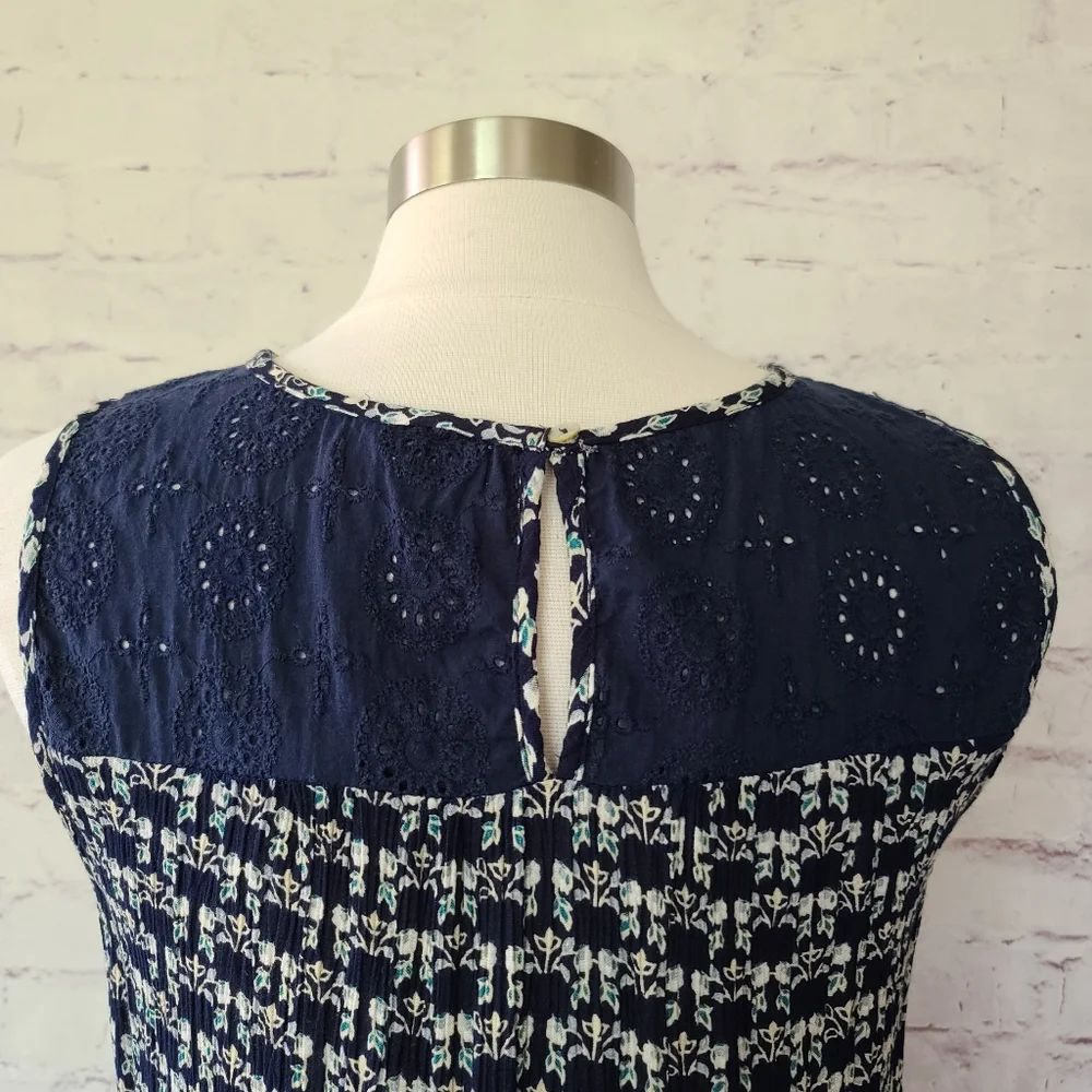 Charlie Paige Navy Floral Print with Eyelet Lace Sleeveless Top Medium